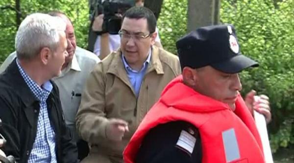 ponta cu barca prin zonele afectate de inunda ii