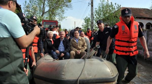 basescu atac la ponta i dragnea cand mergi la inunda ii tii ca te po i uda pana la chilo i