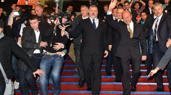 nu au construit diguri dar i au jignit pe sinistra i arogan a lui basescu