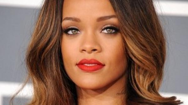 rihanna topless in revista vogue brazilia