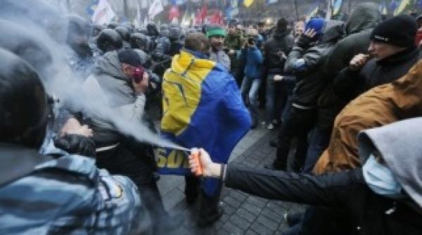 ucraina voluntari se inarmeaza pentru a lupta impotriva separatistilor si rusilor