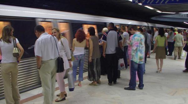 metrorex a dat 100 de milioane de euro pe vagoane prea late taie din peroane