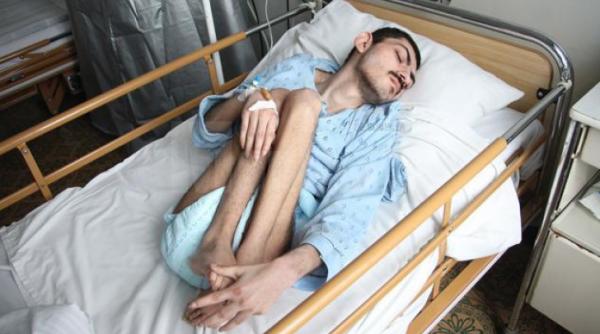 la 23 de ani un tanar cantare te 21 de kg il hranim ca pe bebelu i exista riscul sa moara