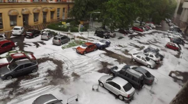 capitala paralizata din cauza averselor i a grindinei