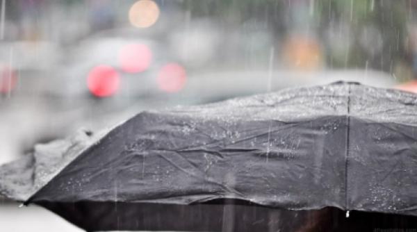 alerta meteo de vreme rea pentru jumatate din ara ploi descarcari electrice i vant puternic