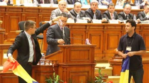 lider de partid ponta lasa un gust amar marcat de ura pentru intelectuali