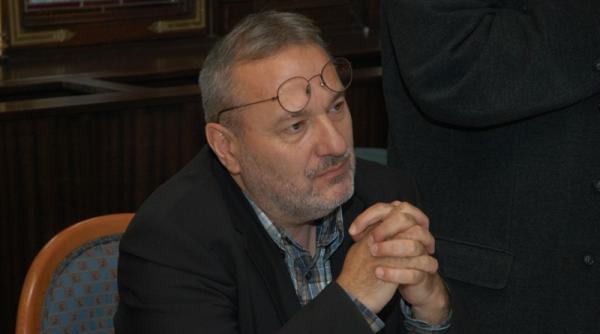 mihaie il da in judecata pe ponta