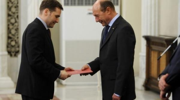 sova ar trebui sa ne ridice basescu se impiedica in ireturi