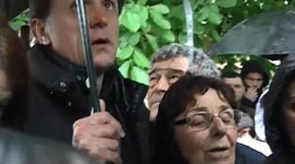 gica popescu impietrit de durere la mormantul tatalui sau foto