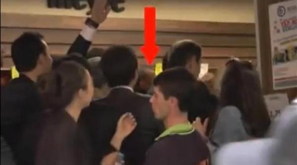 pixelul albastru premierul ar fi plesnit un protestatar video