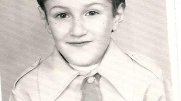 cum arata smiley in copilarie imbracat in oim al patriei