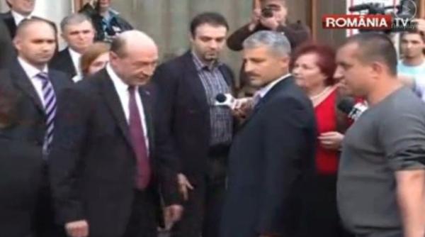 replica incredibila a lui basescu la repro ul unei femei ca pleaca tinerii din romania video