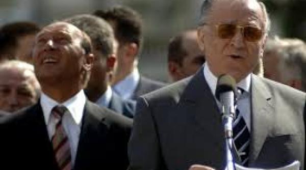 iliescu ii da o palma lui basescu