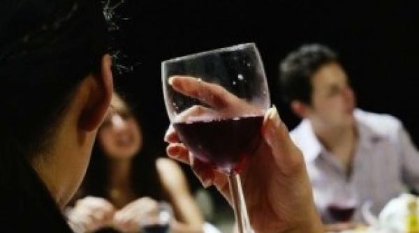 bancul zilei trei be ivi pe o cale ferata