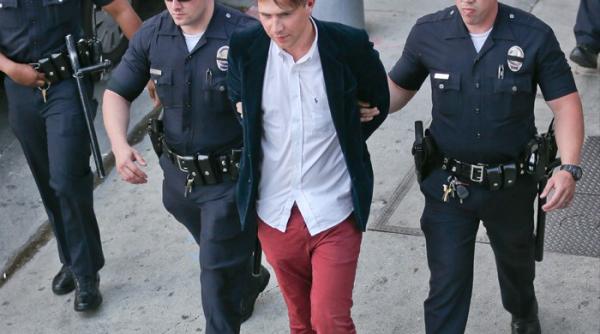 brad pitt atacat la premiera filmului maleficent un barbat la lovit