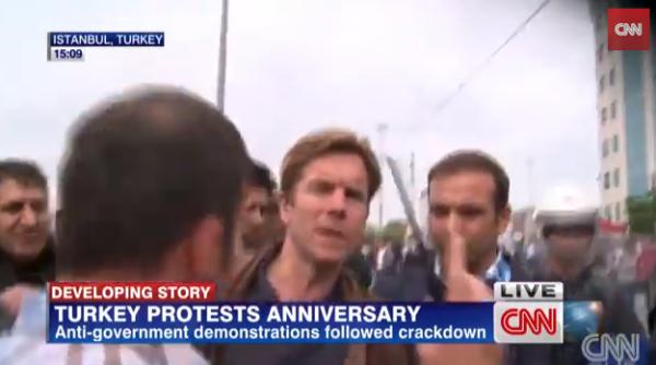 corespondent cnn agresat in direct de poli ie video