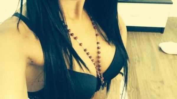 uite ce iubita are jandarmul cu voce de aur adora sa i selfie sexy