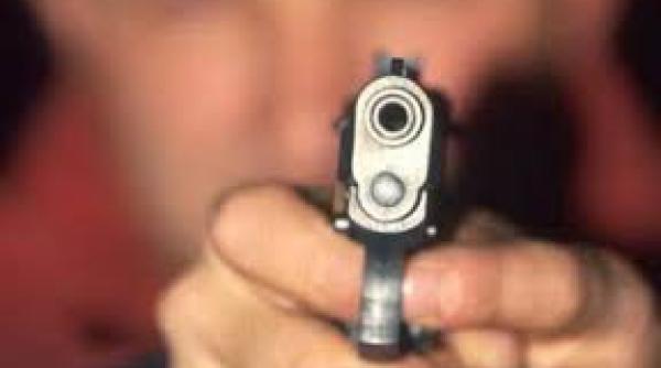 barbatul impu cat in ochi de prietenul sau a murit