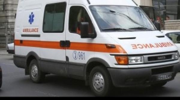 trei tineri ar i de vii intre un autoturism de lux