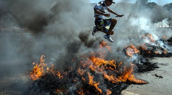 campionatul mondia de fotbal 2014 poli ia disperseaza cu gaze lacrimogene manifestan ii la sao paulo
