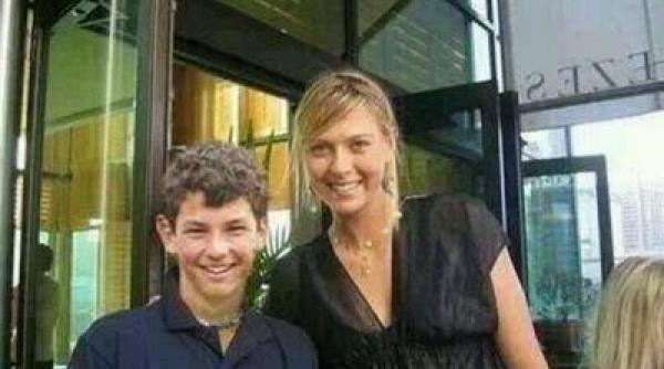 maria sharapova nu o sa i i vina sa crezi cine e langa sharapova in aceasta poza