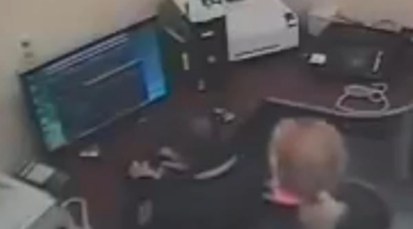 e ecul justi iei americane achitata de i a incercat sa omoare un poli ist