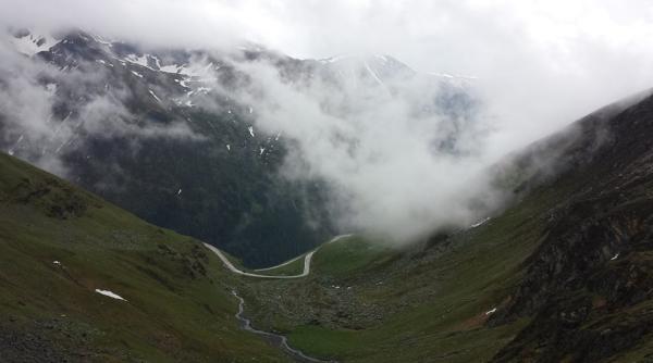 strainii care ajuns aici i i fac cruce poze ocante la barajul vidraru