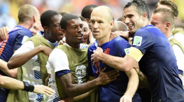 olanda spania 5 1 van persie i robben au umilit campioana mondiala arbitrii continua sa gre easca grav