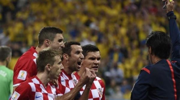 campionatul mondial de fotbal 2014 jucatorii croa i supara i pe presa dupa ce au fost fotografia i dezbraca i