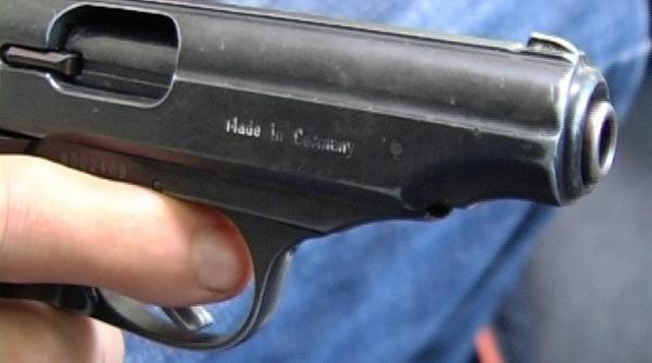 adolescent de 15 ani la spital dupa ce s a impuscat accidental cu arma tatalui sau