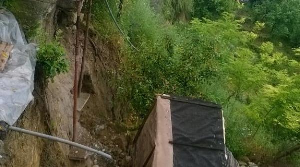 situa ie dramatica in buzau zeci de case stau sa cada intr o rapa