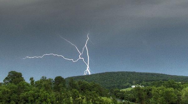 un barbat i o femeie lovi i de fulger in alba