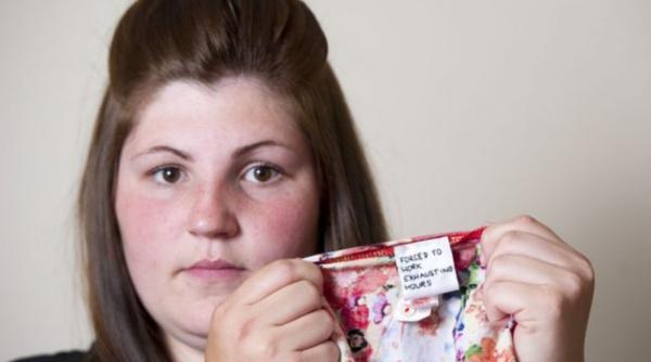 strigat de ajutor pe eticheta unei rochii obligat sa muncesc pana la epuizare