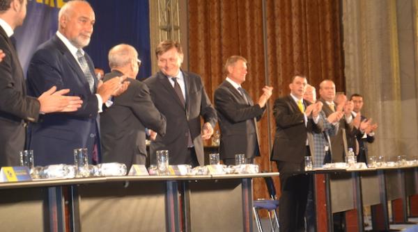 filmul marii reveniri a lui crin antonescu lupte surde la congres intre taberele iohannis i antonescu