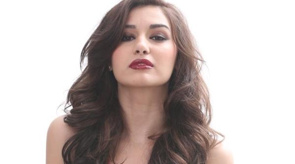 alina eremia la plaja cum arata in costum de baie