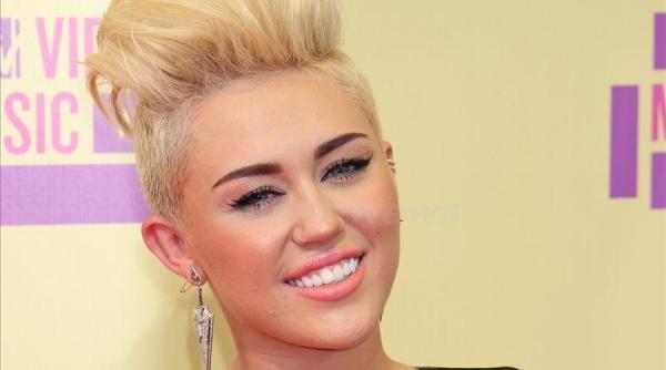 miley cyrus goala in baie cu cine s a fotografiat