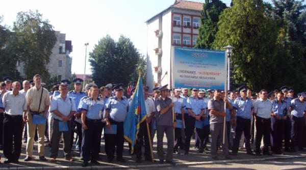 poli i tii cu ie i afara ies din nou in strada