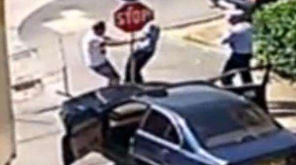 doi poli i ti filma i in timp ce agresau un ofer video