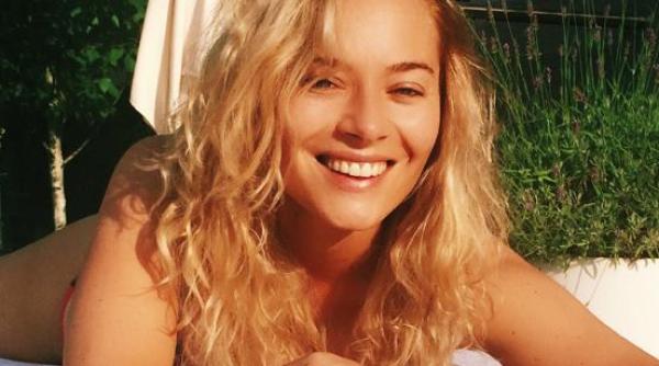 laura cosoi in sanii goi pe facebook