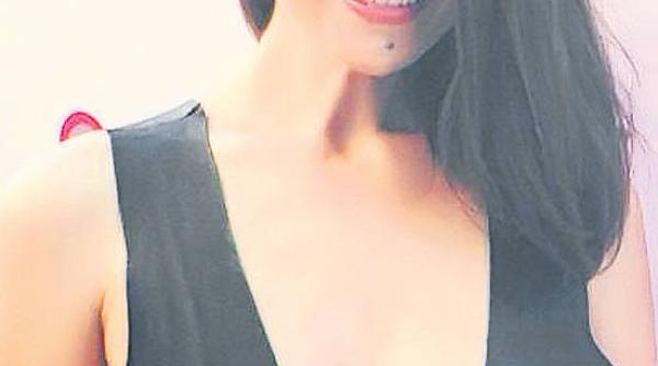 maria dinulescu intr o rochie decoltata i fara sutien pe covorul ro u