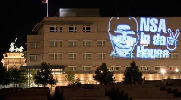 ambasada sua din berlin luminata cu mesaj ironic