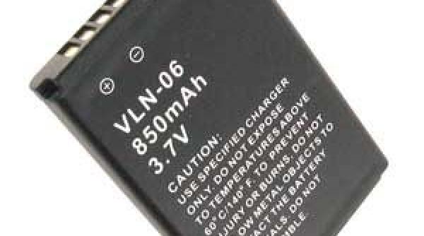 o baterie de telefon explodeaza cand este lovita cu ciocanul