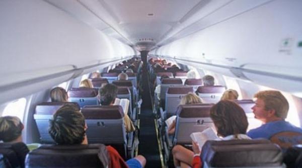 bancul zilei o blonda in avion