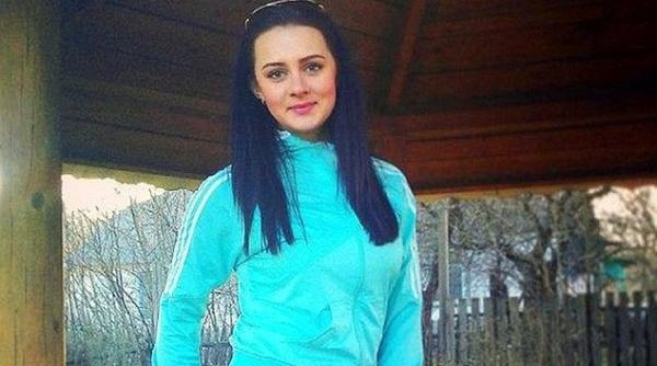 mh17 avion doborat in ucraina o tanara s a pozat cu obiectele victimelor