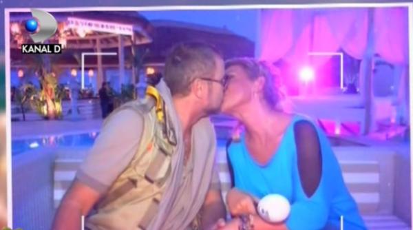 teo i botezatu fotografia i in timp ce se sarutau