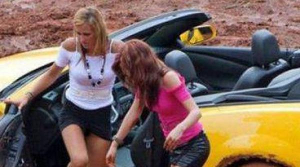 bancul zilei o blonda incearca sa i repare ma ina