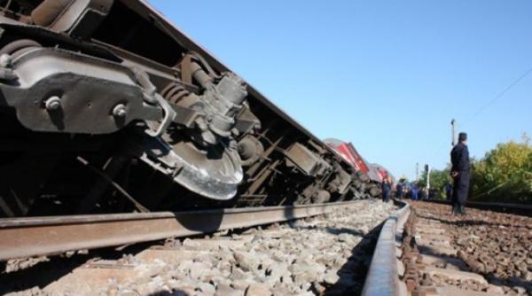 tren deraiat in arge din cauza viiturii