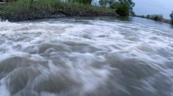 viitura de cinci metri la novaci sute de oameni izola i victor ponta la inunda ii
