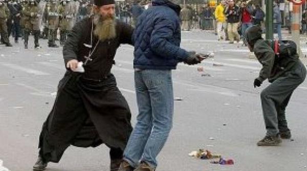 bancul zilei un poli ist i un preot asista la o bataie