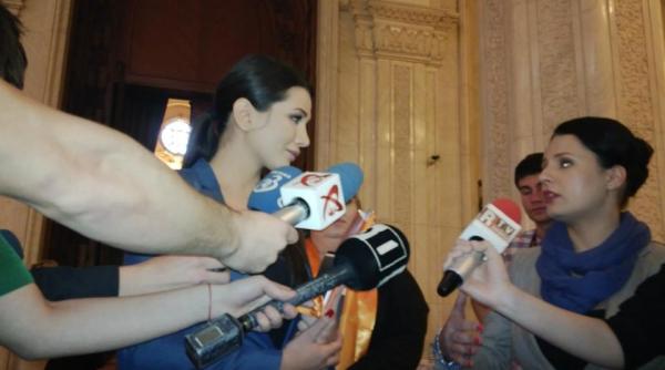 ponta o propun pe eba la cultura ca tot e analfabeta